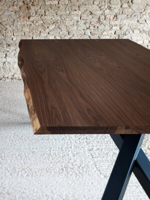 Jídelní stůl Gustave - dřevěná deska s nepravidelnou hranou