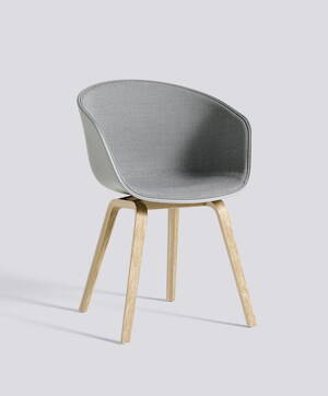 Židle AAC 22, sedák Concrete Grey, čalouněný přední sed Surface by Hay 120, noha Oak Veneer
