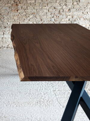 Jídelní stůl Gustave - dřevěná deska ořechová s masivní nepravidelnou hranou