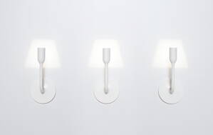 Nástěnné světlo Yoy Light, výška 24,5 cm.